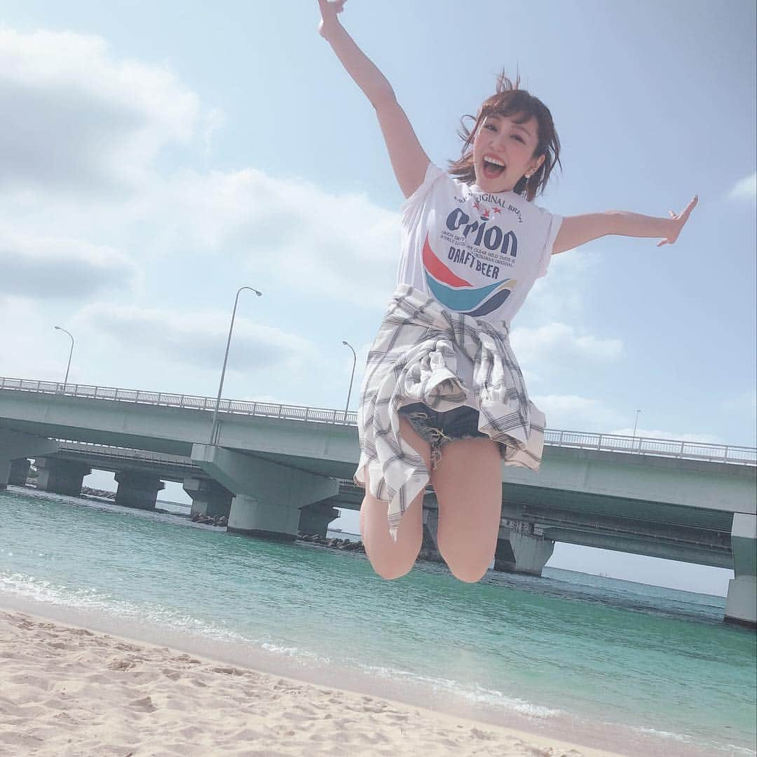 松井さやかさんのインスタグラム写真 - (松井さやかInstagram)「お！き！な！わ！ (まだ余韻に浸ってるアカウントはこちらです)  #沖縄 #海 #夏 #オリオンビール #ビール はのめません。笑 #japan #summer #sea #girl #orion #beer #emoda #moussy #ポニーテール #hairstyle」4月5日 20時21分 - matsui_sayaka