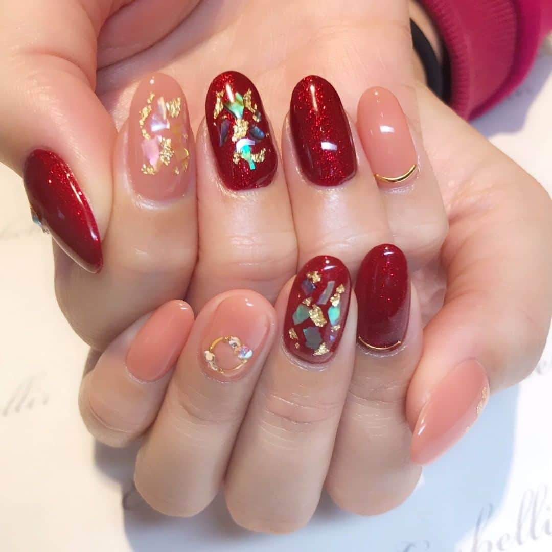 ネイルサロンEmbellir横浜店さんのインスタグラム写真 - (ネイルサロンEmbellir横浜店Instagram)「💅 . . シェルネイル！！ . . #同系色 の色味はまとまり感が出ます！ . そこに色々な色の#シェル を乗せる事で華やかさUPです(*^^*) . . ☆ご予約はお電話または、ホットペッパーにて☆ . . アカウントをクリックするとホットペッパーのURLがございます！！是非アクセスしてください！！ . . #オフィスネイル #ネイルサロン #ネイルデザイン  #ネイルアート #女子力ネイル #シンプルネイル  #横浜ネイルサロン #embellir #アンベリール  #ショートネイル #大人ネイル #トレンドネイル  #おしゃれネイル #大人女子ネイル #人気ネイル  #パラジェル #hpb_nail #ジェルネイル #springnails  #春ネイル #💅 #ネイル好きな人と繋がりたい #横浜  #横浜ネイルサロン #シェルネイル」4月6日 7時18分 - embellir111