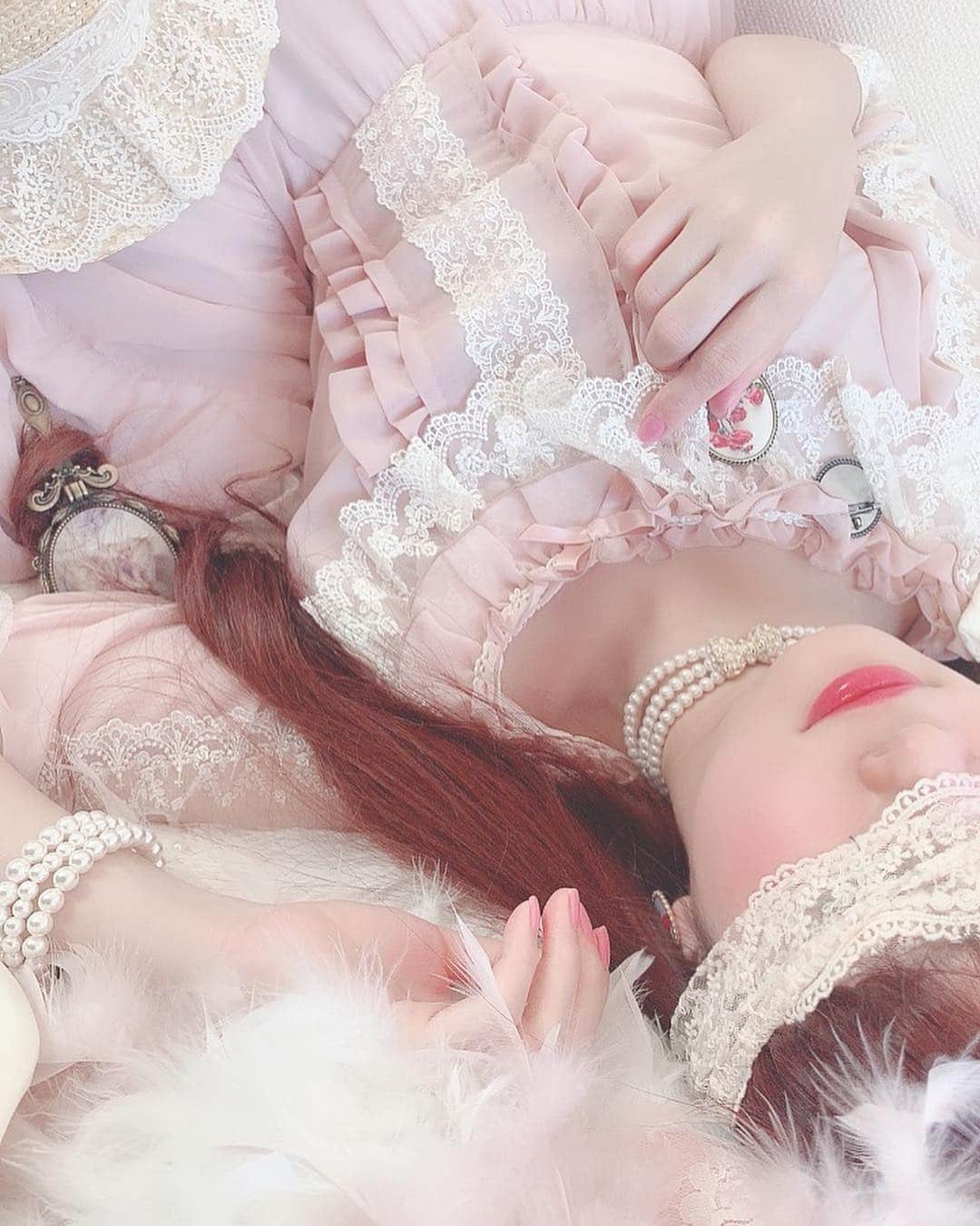 青木美沙子さんのインスタグラム写真 - (青木美沙子Instagram)「#撮影 #m❤︎ruban #ネックレスやカメオの新作出ます」4月6日 7時13分 - misakoaoki