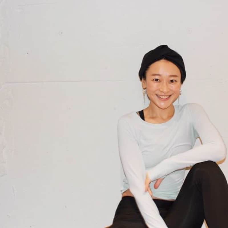 YES TOKYOさんのインスタグラム写真 - (YES TOKYOInstagram)「. . 【PICK UP CLASS】 . 季節のくつろぎヨガ | 毎週木曜 9:30-10:30 MOTOMI . 5000年以上の歴史がある伝統医学の“アーユルヴェーダ”の知識とヨガを融合させた「季節のくつろぎヨガ」🌿 . 季節の変わり目は体調を崩したりメンタルも少し慌ただしくなったり..。 . そんなときにヨガはオススメ。 . 心身を健康にする目的の予防医学であるアーユルヴェーダを日常的にも取り入れることで毎日をより元気に過ごすことができるでしょう。 . お気軽にご参加くださいね☺︎ . . . @yestokyo #YES #yestokyo #coldpressedjuice #yoga #dance #yogastudio #FLOWIN  #ヨガ #ヨガスタジオ #ヨガインストラクター #コールドプレスジュース #ジュースクレンズ #ファッション #中目黒 #二子玉川 #二子玉川ライズ #渋谷 #中目黒ヨガ #ダイエット #パーソナルトレーニング #ヨガインストラクター募集 #ヒップアップ #朝ヨガ #フローイン」4月6日 7時13分 - yestokyo