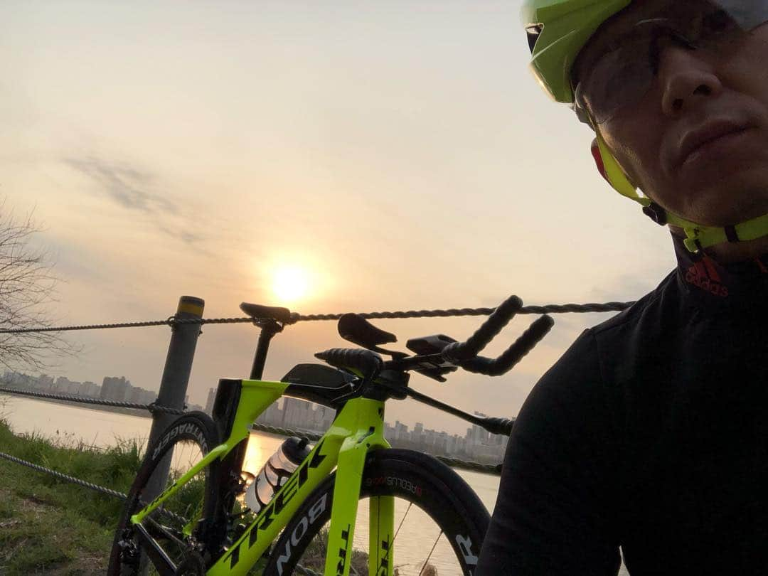 ジヌションさんのインスタグラム写真 - (ジヌションInstagram)「🚴‍♂️ 새벽 라이딩」4月6日 7時14分 - jinusean3000