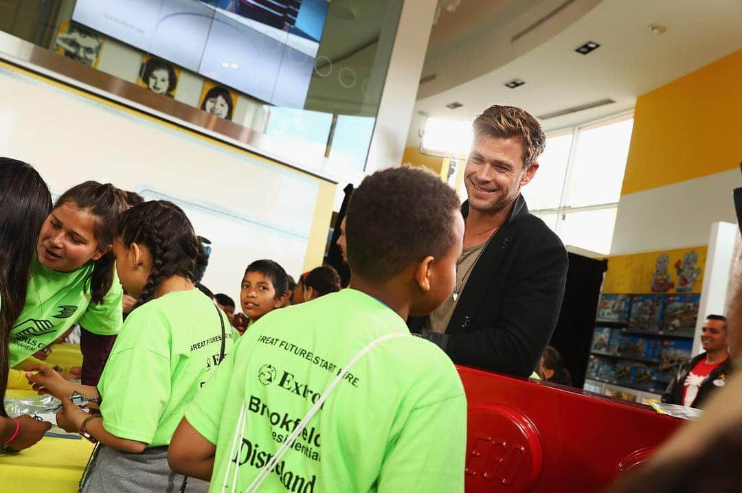 LEGOさんのインスタグラム写真 - (LEGOInstagram)「The stars of Marvel’s #AvengersEndgame visited the LEGO store at Downtown Disney as part of the Avengers #UniverseUnites launch. The charity event helps to comfort and inspire seriously ill children around the world. #HeroActs #LEGOMarvel」4月6日 7時19分 - lego