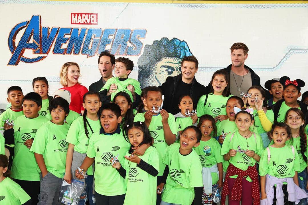 LEGOさんのインスタグラム写真 - (LEGOInstagram)「The stars of Marvel’s #AvengersEndgame visited the LEGO store at Downtown Disney as part of the Avengers #UniverseUnites launch. The charity event helps to comfort and inspire seriously ill children around the world. #HeroActs #LEGOMarvel」4月6日 7時19分 - lego