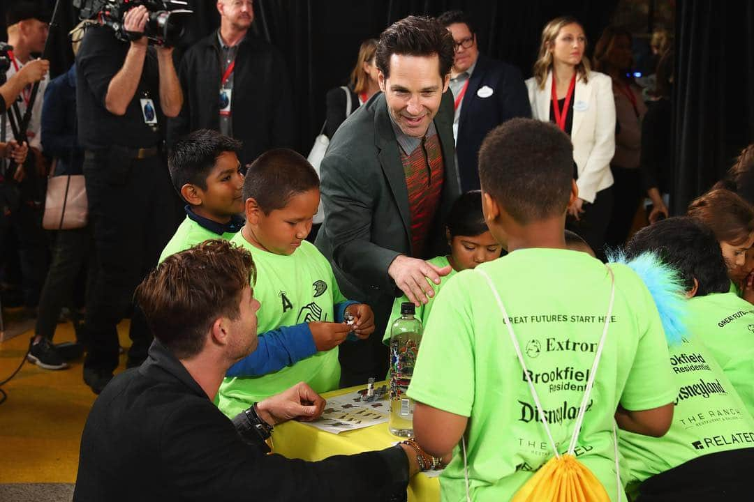 LEGOさんのインスタグラム写真 - (LEGOInstagram)「The stars of Marvel’s #AvengersEndgame visited the LEGO store at Downtown Disney as part of the Avengers #UniverseUnites launch. The charity event helps to comfort and inspire seriously ill children around the world. #HeroActs #LEGOMarvel」4月6日 7時19分 - lego