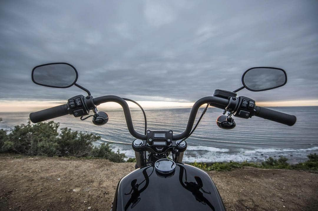 Harley-Davidsonさんのインスタグラム写真 - (Harley-DavidsonInstagram)「From wheels to waves, it’s about why we ride. 🌊🤘🏄 The @WSL #QuikPro Gold Coast event has officially kicked off in #Australia. Ride on over to the link in our bio for more info (and a free sticker if you're in the US, Australia, or France). #FindYourFreedom #HDxWSL #HarleyDavidson」4月6日 5時51分 - harleydavidson