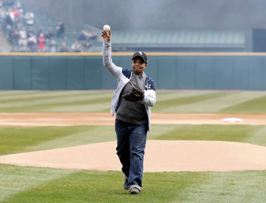 NBC Newsさんのインスタグラム写真 - (NBC NewsInstagram)「#Chicago Mayor-elect #LoriLightfoot throws out a ceremonial first pitch before a #baseball game between the #Whitesox and the #Seattle #Mariners.⁣ .⁣ 📷 Nam Y. Huh / @apnews⁣」4月6日 5時46分 - nbcnews