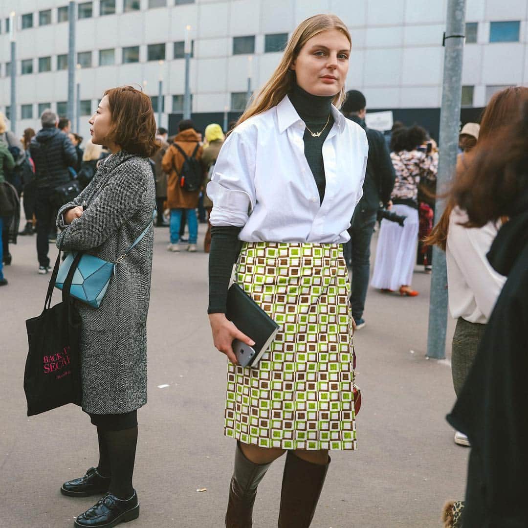 Vogue Runwayさんのインスタグラム写真 - (Vogue RunwayInstagram)「How do you take your @Prada? New, or déjà vu? A number of Fall season showgoers were snapped in vintage and reissued Prada, a big business in fashion these days. Offering millennials the chance to sample the fashion of times past, the trend has digital media to thank, which has sped up fashion cycles so much that nostalgia for multiple decades is the new normal. Tap the link in our bio for more details. Photographed by @mrstreetpeeper」4月6日 5時52分 - voguerunway