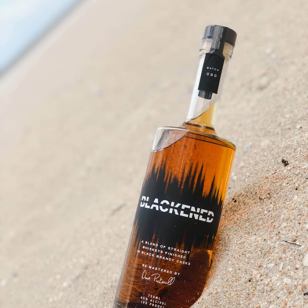 メタリカさんのインスタグラム写真 - (メタリカInstagram)「@blackenedamericanwhiskey has washed ashore in Florida! Visit blackenedwhiskey.com to find a location near you. 🥃 #blackenedwhiskey #blackentheworld」4月6日 5時56分 - metallica