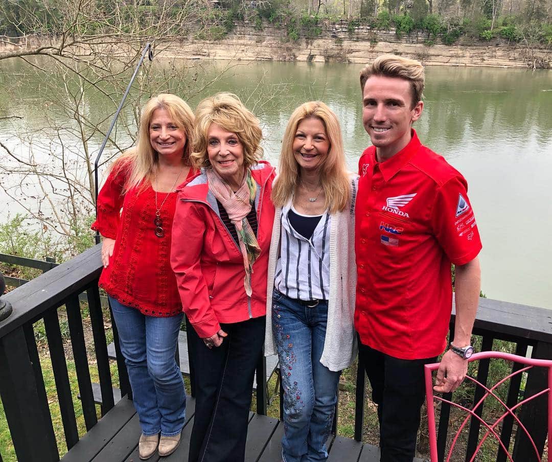 Honda Powersports USさんのインスタグラム写真 - (Honda Powersports USInstagram)「It’s been a busy few days in Nashville for Team Honda HRC’s @coleseely as he’s been meeting with local media alongside his aunt @seelyofficial, who is a country music legend. The two appeared on @todayinnashville this morning and Cole will be appearing as Jeannie’s guest tonight at the @opry! Talk about an incredible experience🎤🙌🏼‼️ #RideRed #Honda #SupercrossLIVE #DropTheGate #NashvilleSX #SeelyLegends」4月6日 6時09分 - honda_powersports_us