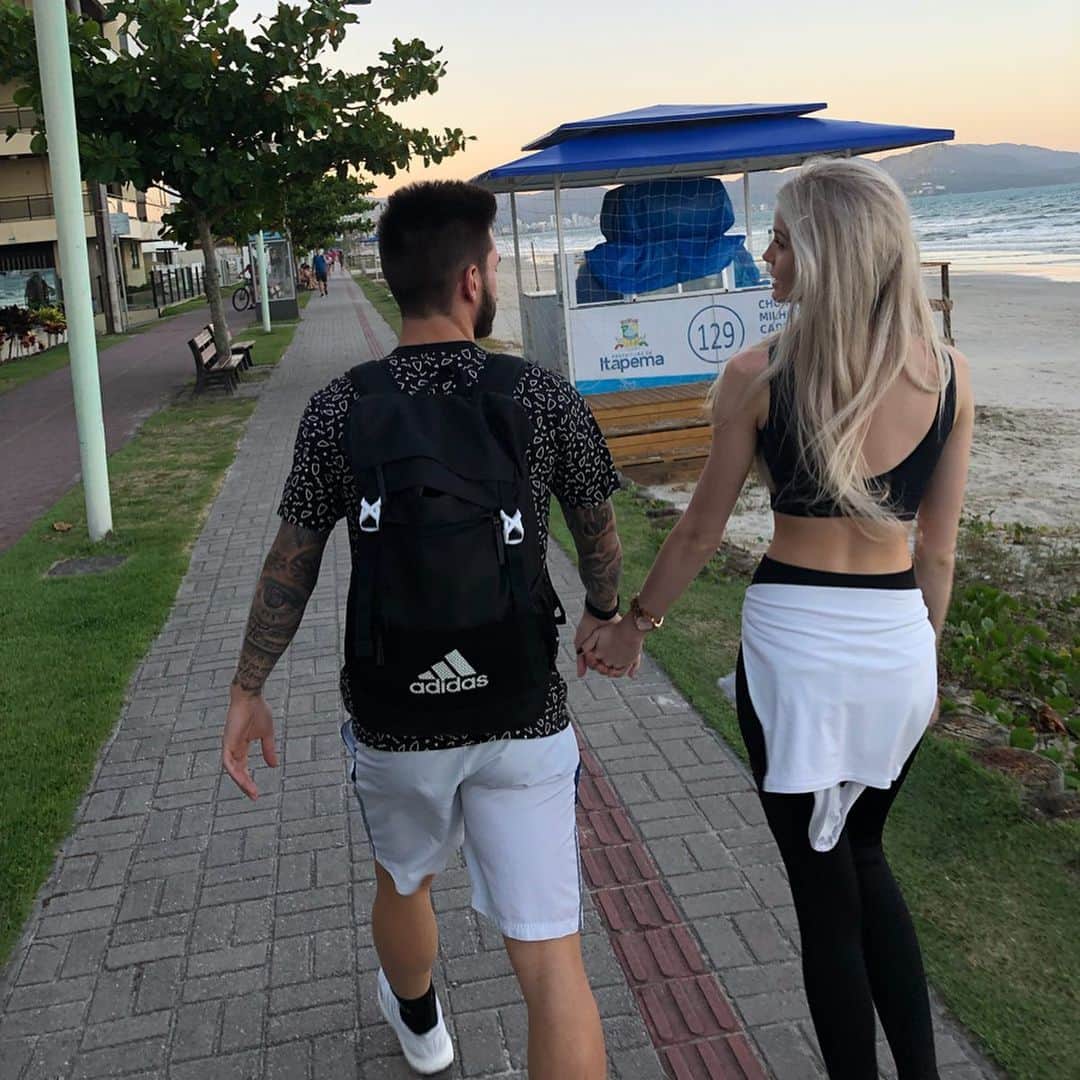 ナタンのインスタグラム：「Feliz Aniversário Meu Amor ❤️🎂 Essa sequência de fotos resume muito nossa vida, sempre caminhamos lado a lado e com muito carinho amor e respeito ! Obrigado por tudo que já fez e faz por nós. Te amo muito ❤️😘」