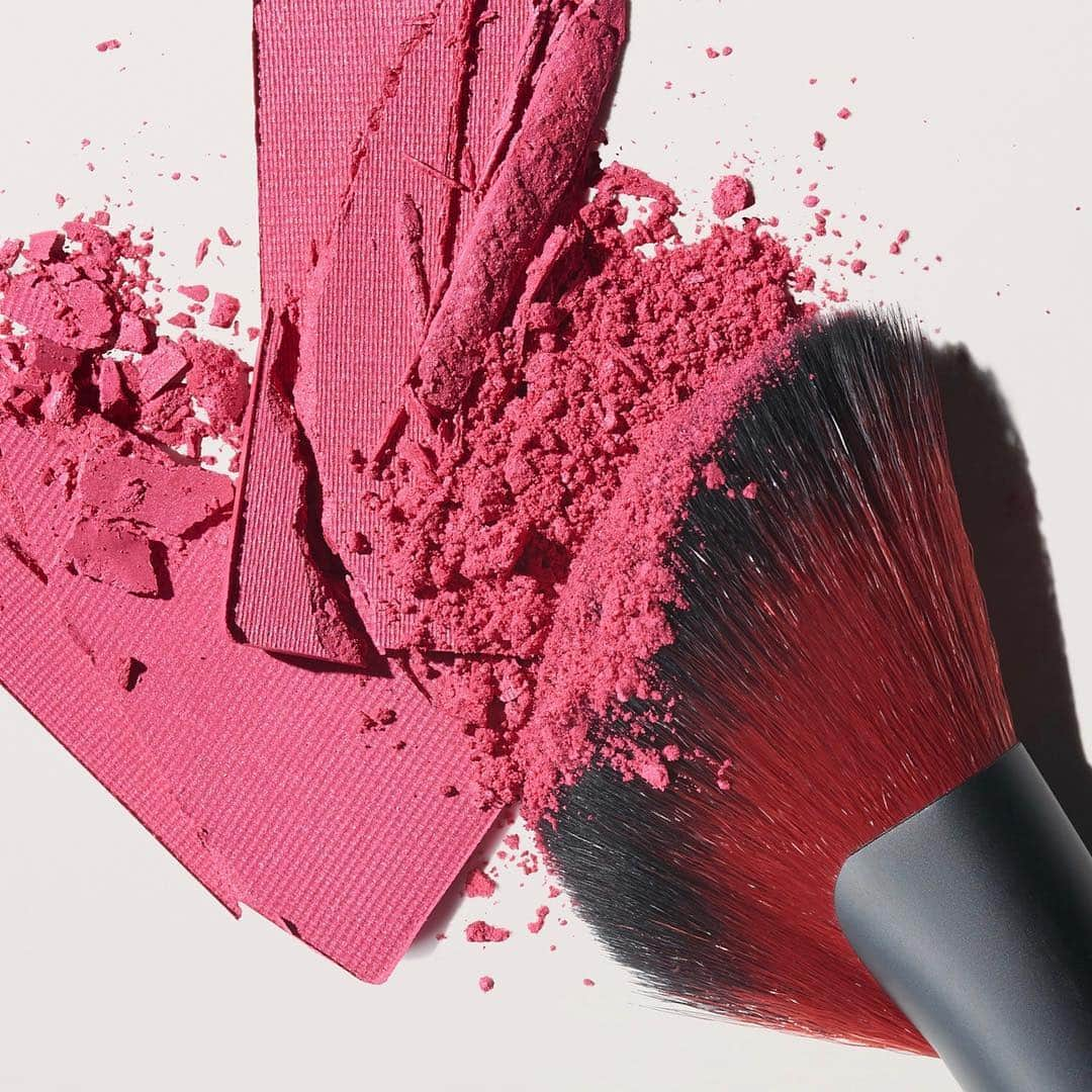 Revlonさんのインスタグラム写真 - (RevlonInstagram)「Our favorite blush, Ravishing Rose 🌹  Swipe once (or twice) with our Powder Brush to add a little rosiness to your cheeks.  #Revlon #RevlonBeautyTools #blush」4月6日 6時03分 - revlon