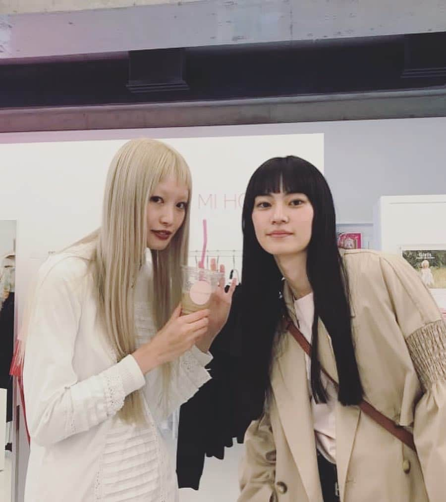 HONEY MI HONEY OFFICIALさんのインスタグラム写真 - (HONEY MI HONEY OFFICIALInstagram)「昨日は素敵な2人がご来店して下さいました  ミキちゃんいつも本当に有難うございます♡ 念願のフェルちゃん有難うございました！  @miki_ehara  @warukatta  #mikilala @honeymihoney_style  #HONEYMIHONEY」4月6日 6時15分 - honeymihoney_official