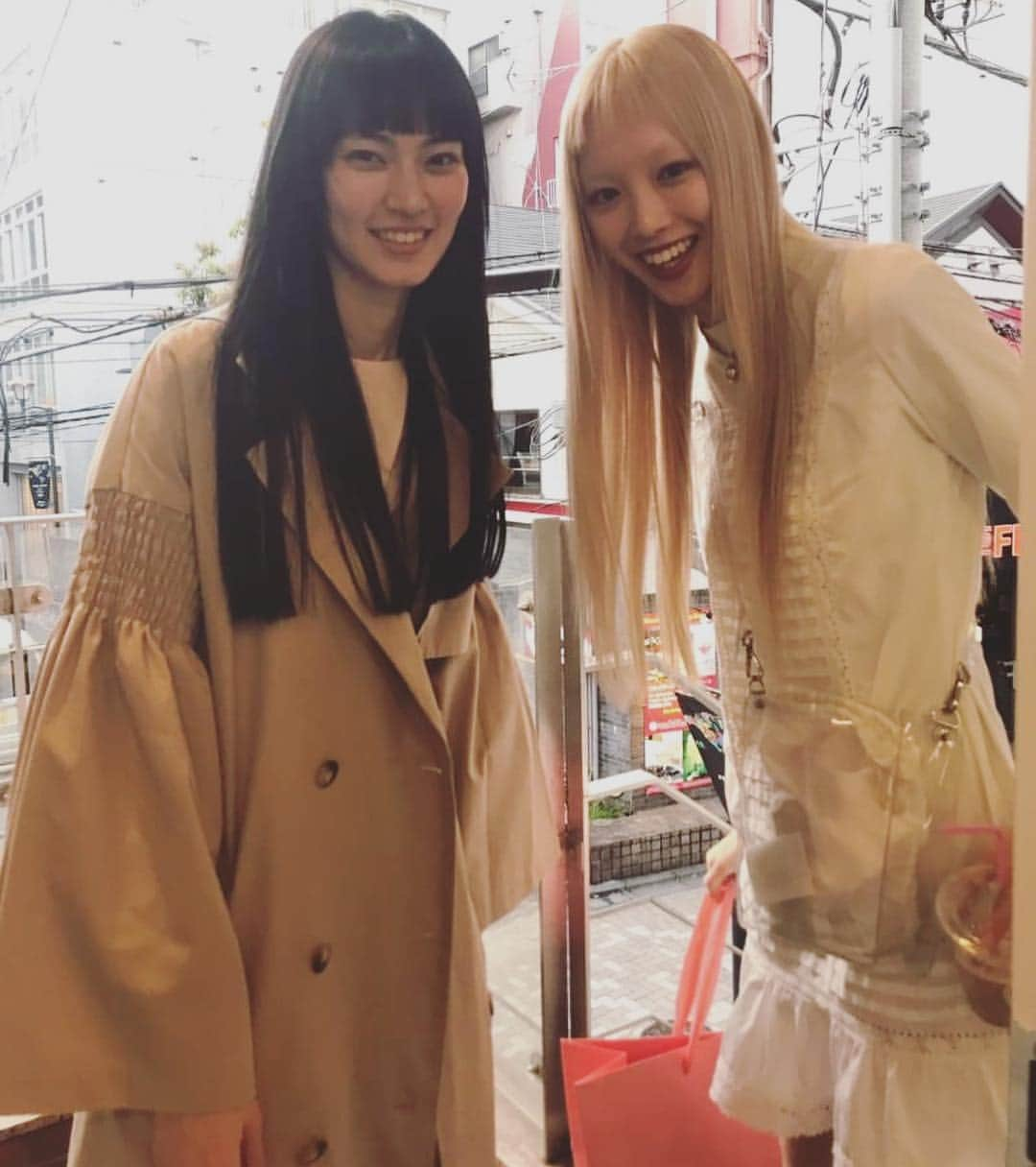 HONEY MI HONEY OFFICIALさんのインスタグラム写真 - (HONEY MI HONEY OFFICIALInstagram)「昨日は素敵な2人がご来店して下さいました  ミキちゃんいつも本当に有難うございます♡ 念願のフェルちゃん有難うございました！  @miki_ehara  @warukatta  #mikilala @honeymihoney_style  #HONEYMIHONEY」4月6日 6時15分 - honeymihoney_official