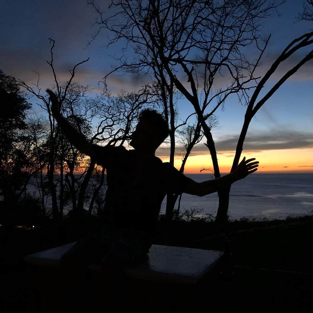 ナッシュ・オーバーストリートさんのインスタグラム写真 - (ナッシュ・オーバーストリートInstagram)「#sunset viiiibes In #costarica @agnesriparbelli got that #photocredit #villamanzucr」4月6日 6時25分 - nashoverstreet