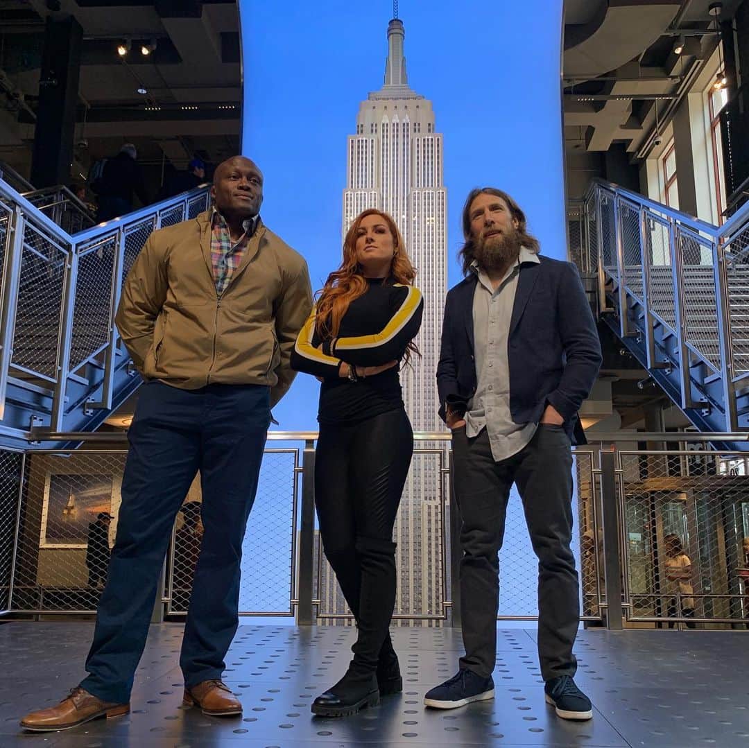 レベッカ・ノックスのインスタグラム：「I first arrived here at 19 and worked in a bar. Now here lighting up the @empirestatebldg and working the main event of #Wrestlemania」