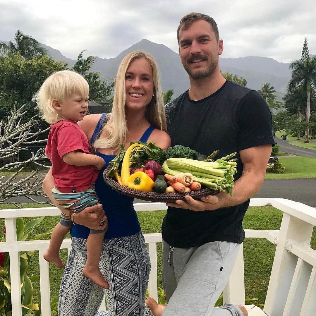 Bethany Hamiltonさんのインスタグラム写真 - (Bethany HamiltonInstagram)「One of my life goals is to teach Tobias and Wesley about healthy living and show him the joy of eating healthy yummy food! While he hasn’t always been consistently good about eating his veggies, he does really well with it now!  Check out how we navigated through his picky eating in “Strategy for Getting My Toddler to Eat Vegetables” at bethanyhamilton.com. #linkinbio #BethanyStyleHealth」4月6日 6時28分 - bethanyhamilton