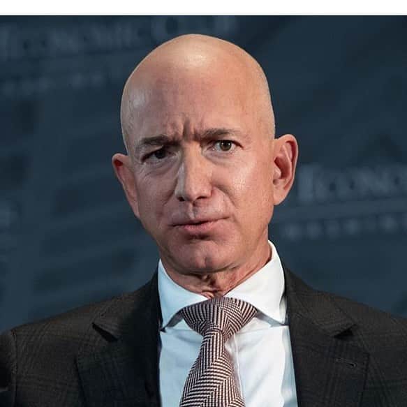 デヴィッド・スペードのインスタグラム：「Jeff Bezos realizing he has to work an extra 9 seconds to make up for what he lost today in divorce. ( @theonion always cracks me up)」