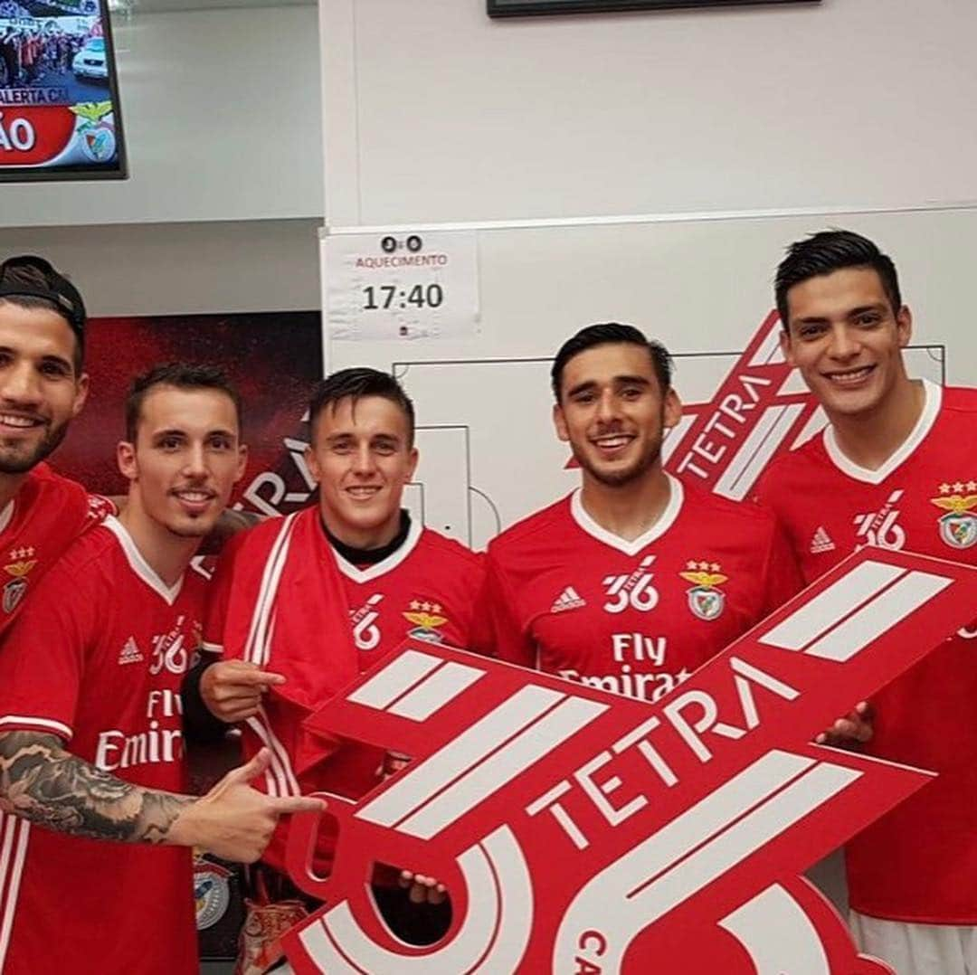 ラウール・ヒメネスさんのインスタグラム写真 - (ラウール・ヒメネスInstagram)「Não queria deixar passar a oportunidade de agradecer ao @slbenfica pelas alegrias, triunfos, e o grande aprendizaje que tive nestes 3 anos defendiendo as cores do maior clube de Portugal, foi um grande prazer fazer parte da sua história e sei que deixo as portas abertas e sempre vou ser bem-vindo. Obrigado a todos os meus companheiros é amigos, aos adeptos que sempre me transmitiam a sua confiança, é a toda a gente que fez destes 3 anos um momento inaaquecivel, são 2 títulos de campeão nacional, 2 supertaça de Portugal, 1 taça de Portugal e 1 taça da liga, e não tenham dúvida de que sempre ofrecí o 100% Obrigado e até logo」4月6日 6時32分 - raulalonsojimenez9