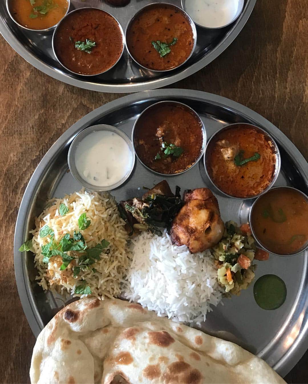 Sayaka.Mさんのインスタグラム写真 - (Sayaka.MInstagram)「. curry memory😍🇮🇳 . . 📸1枚目〜2枚目 📹3枚目動画 ジャドプールの新しい春野菜を取り入れた #南北プレート  2,100yen . 📸4枚目 旧南北プレート 2,200円 . 📸5枚目〜6枚目 #マタレー #プレミアムチキン いつもハンバーグにつられちゃうけど、このチキンカレーも美味しいんだよな〜😋❤️ . . という最近の#カレー活動 🍛 . #ジャドプール 011-520-4600 #北海道 #札幌市中央区 南6西24-3-21 1F・2F https://tabelog.com/hokkaido/A0101/A010105/1046448/ . マタレー 011-641-8844 北海道#札幌市 中央区南1条西23丁目1-8  https://tabelog.com/hokkaido/A0101/A010105/1025101/ . . =============== 私の食べ歩きの記録は My record of eating out. 제 외식기록 ↓↓↓ #sayaka動画 =============== . #カレー #カレー好き #カレー巡り #スープカレー #インドカレー #カレー部 #soupcurry #curry #インドカレー #北インド #北インド料理 #北インドカレー #南インド #南インド料理 #南インドカレー #ナン #チキンビリヤニ #バスマティライス #札幌グルメ #札幌ランチ #ジャド活」4月6日 6時34分 - insta.sayaka