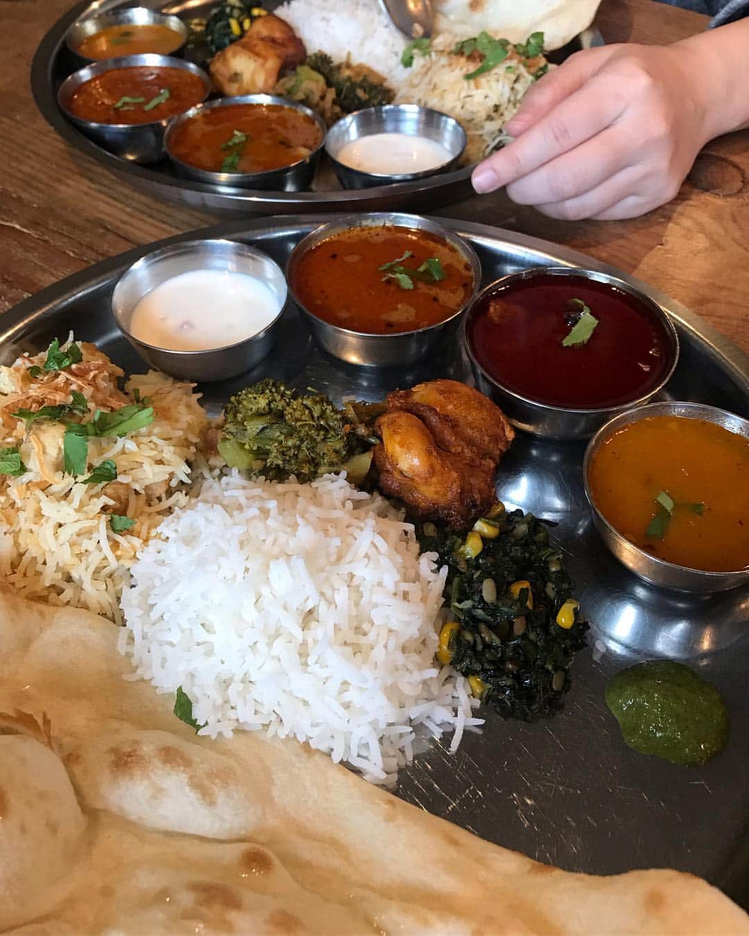 Sayaka.Mさんのインスタグラム写真 - (Sayaka.MInstagram)「. curry memory😍🇮🇳 . . 📸1枚目〜2枚目 📹3枚目動画 ジャドプールの新しい春野菜を取り入れた #南北プレート  2,100yen . 📸4枚目 旧南北プレート 2,200円 . 📸5枚目〜6枚目 #マタレー #プレミアムチキン いつもハンバーグにつられちゃうけど、このチキンカレーも美味しいんだよな〜😋❤️ . . という最近の#カレー活動 🍛 . #ジャドプール 011-520-4600 #北海道 #札幌市中央区 南6西24-3-21 1F・2F https://tabelog.com/hokkaido/A0101/A010105/1046448/ . マタレー 011-641-8844 北海道#札幌市 中央区南1条西23丁目1-8  https://tabelog.com/hokkaido/A0101/A010105/1025101/ . . =============== 私の食べ歩きの記録は My record of eating out. 제 외식기록 ↓↓↓ #sayaka動画 =============== . #カレー #カレー好き #カレー巡り #スープカレー #インドカレー #カレー部 #soupcurry #curry #インドカレー #北インド #北インド料理 #北インドカレー #南インド #南インド料理 #南インドカレー #ナン #チキンビリヤニ #バスマティライス #札幌グルメ #札幌ランチ #ジャド活」4月6日 6時34分 - insta.sayaka