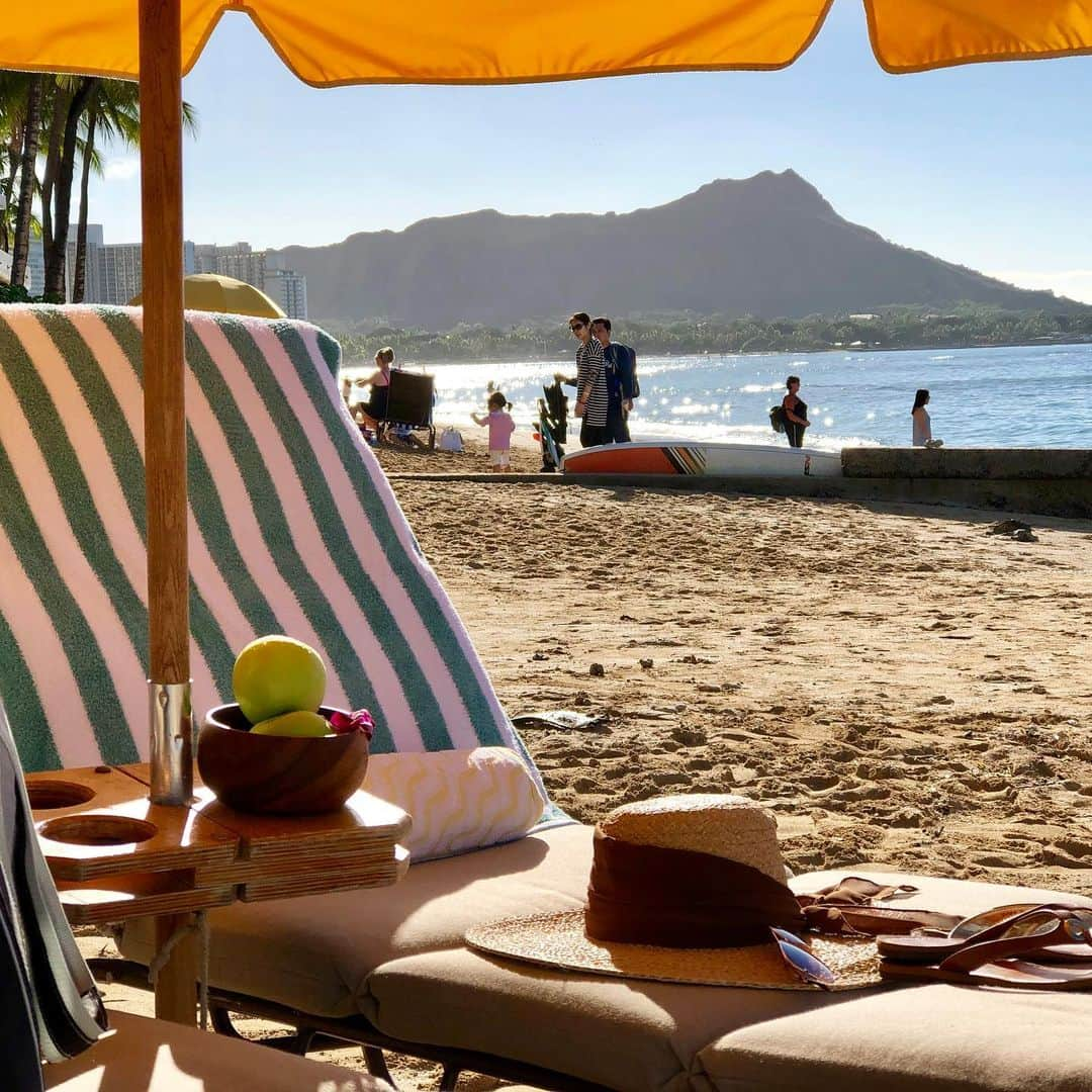 Trump Waikikiさんのインスタグラム写真 - (Trump WaikikiInstagram)「You can be here basking in the Hawaiian sunshine. It's only less than a two-minute walk away from Trump Waikiki to world-famous Waikiki Beach. #trumpwaikiki  #HappyAlohaFriday #forbescelebrationofferwithresortcredit #waikikiescapeoffer  #ultimatefamilygetawayoffer #fivestarhotelhonolulu #fivestarhotelinhonoluluhawaii  #luxurytravel #familytravel #multigenerationaltravel #romancetravel #lethawaiihappen #visitoahu」4月6日 6時40分 - trumpwaikiki