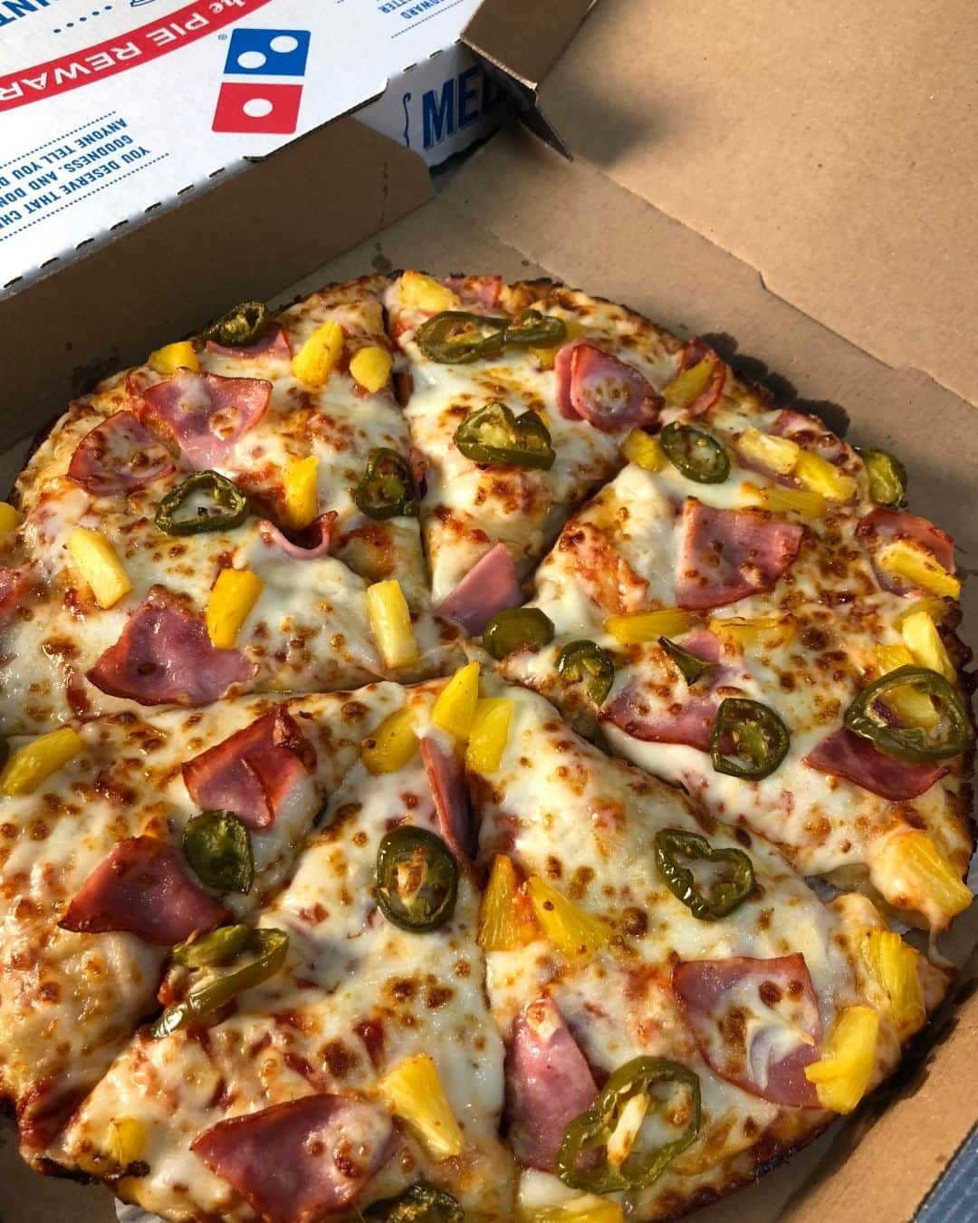 Domino's Pizzaさんのインスタグラム写真 - (Domino's PizzaInstagram)「It's finally the weekend! Go wild. 🎉TAG a friend who'd share this pizza with you. • • • •  #hawaiian #spicy #weekend #pizzatime」4月6日 7時00分 - dominos