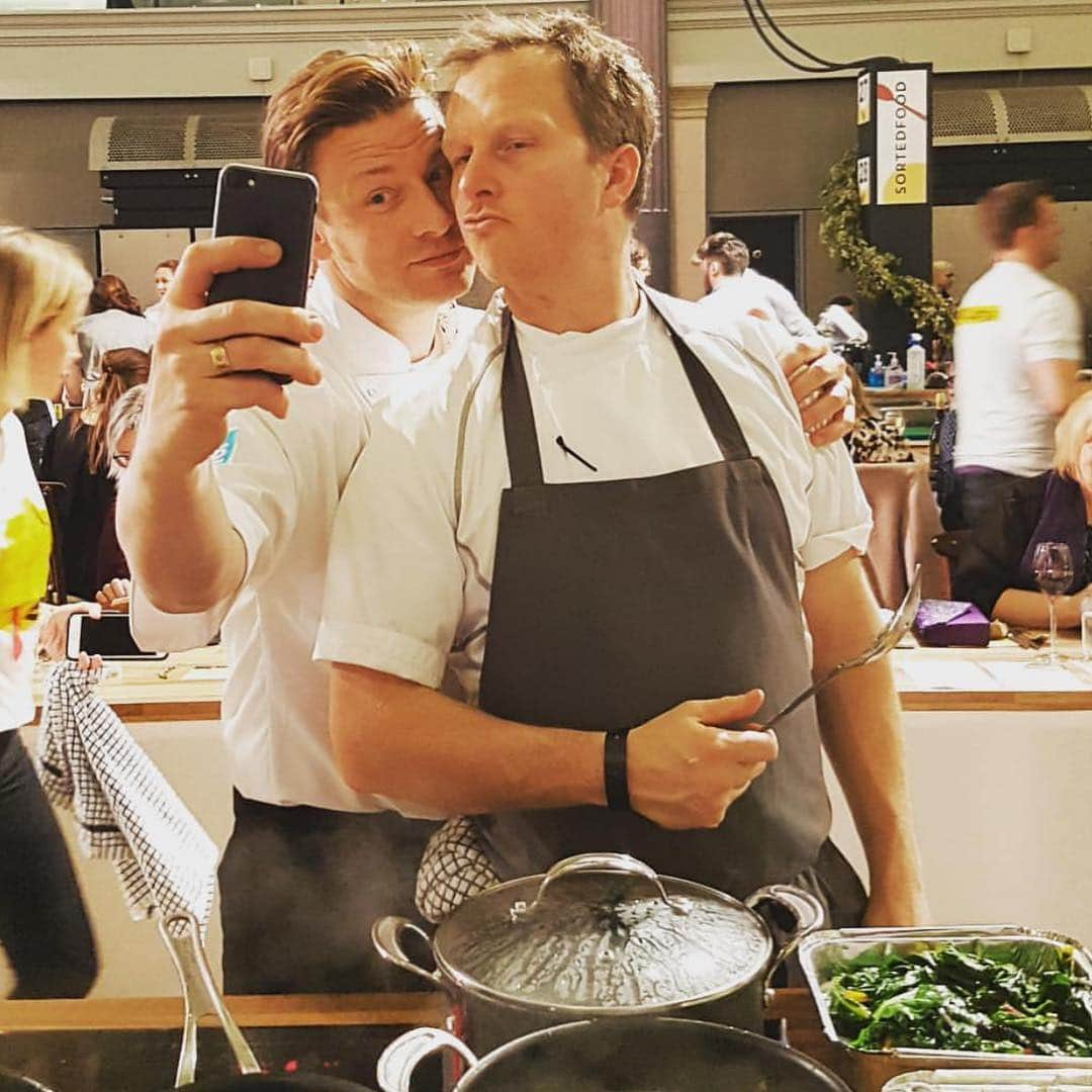 ジェイミー・オリヴァーさんのインスタグラム写真 - (ジェイミー・オリヴァーInstagram)「Today after an amazing 15 years my main man in the kitchen @chefpool aka the wonderful steve pooley leaves my kitchen to continue his own culinary journey. It’s always the worst thing in the world for boss when some one you love, respect and have spent so much time with over the years decides to move on. but this is life and dedication like he’s given doesn’t happen very often in life so I count my blessings whole heartedly...! Steve you’ve been a wonderful power house to me over the years, your talent for cooking and building flavourful food, building teams, your insanely good/ wrong sense of humour and above all your loyalty, kindness and brilliant friendship. Brother With a tear in My eye I say good bye but I sincerely wish you and your beautiful family all the very best. Hears hoping we work together again in the future. Big love bro jamie oxxx」4月6日 7時00分 - jamieoliver