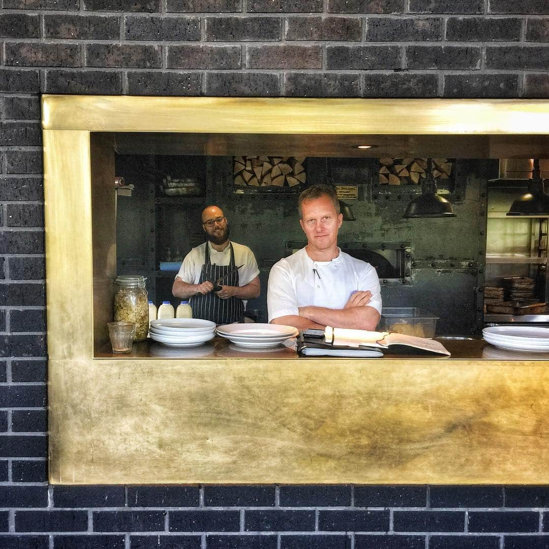 ジェイミー・オリヴァーさんのインスタグラム写真 - (ジェイミー・オリヴァーInstagram)「Today after an amazing 15 years my main man in the kitchen @chefpool aka the wonderful steve pooley leaves my kitchen to continue his own culinary journey. It’s always the worst thing in the world for boss when some one you love, respect and have spent so much time with over the years decides to move on. but this is life and dedication like he’s given doesn’t happen very often in life so I count my blessings whole heartedly...! Steve you’ve been a wonderful power house to me over the years, your talent for cooking and building flavourful food, building teams, your insanely good/ wrong sense of humour and above all your loyalty, kindness and brilliant friendship. Brother With a tear in My eye I say good bye but I sincerely wish you and your beautiful family all the very best. Hears hoping we work together again in the future. Big love bro jamie oxxx」4月6日 7時00分 - jamieoliver