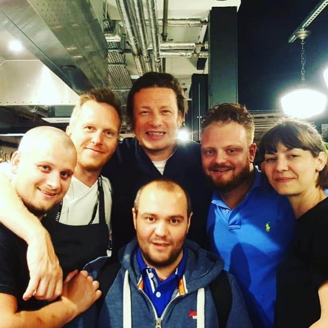 ジェイミー・オリヴァーさんのインスタグラム写真 - (ジェイミー・オリヴァーInstagram)「Today after an amazing 15 years my main man in the kitchen @chefpool aka the wonderful steve pooley leaves my kitchen to continue his own culinary journey. It’s always the worst thing in the world for boss when some one you love, respect and have spent so much time with over the years decides to move on. but this is life and dedication like he’s given doesn’t happen very often in life so I count my blessings whole heartedly...! Steve you’ve been a wonderful power house to me over the years, your talent for cooking and building flavourful food, building teams, your insanely good/ wrong sense of humour and above all your loyalty, kindness and brilliant friendship. Brother With a tear in My eye I say good bye but I sincerely wish you and your beautiful family all the very best. Hears hoping we work together again in the future. Big love bro jamie oxxx」4月6日 7時00分 - jamieoliver