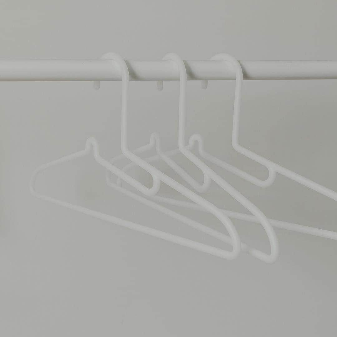 MUJI USAさんのインスタグラム写真 - (MUJI USAInstagram)「#MUJIisMinimumPackaging Designed to prevent necklines from stretching and to make hanging easier. Our 3pk Polypropylene Hangers are now $2.99.  We've permanently reduced the price on several everyday essentials. Learn more via our link in bio.  #MUJIis #MinimumPackaging #hangers #design #muji #mujiusa」4月6日 7時02分 - mujiusa