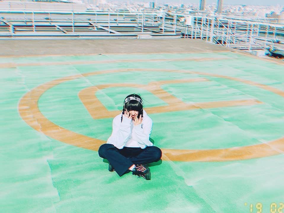 りりりさんのインスタグラム写真 - (りりりInstagram)「まりんと🐳 ロケットサイダー🚀🚀 見てね〜🚀 YouTubeは明日🚀 ・ ・ #りりり #まりん #ロケットサイダー #踊ってみた #いい天気 #でもめっちゃ寒かった #風強すぎた #楽しかった」4月5日 22時11分 - ririri1116