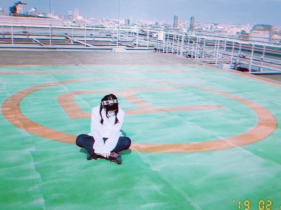 りりりさんのインスタグラム写真 - (りりりInstagram)「まりんと🐳 ロケットサイダー🚀🚀 見てね〜🚀 YouTubeは明日🚀 ・ ・ #りりり #まりん #ロケットサイダー #踊ってみた #いい天気 #でもめっちゃ寒かった #風強すぎた #楽しかった」4月5日 22時11分 - ririri1116