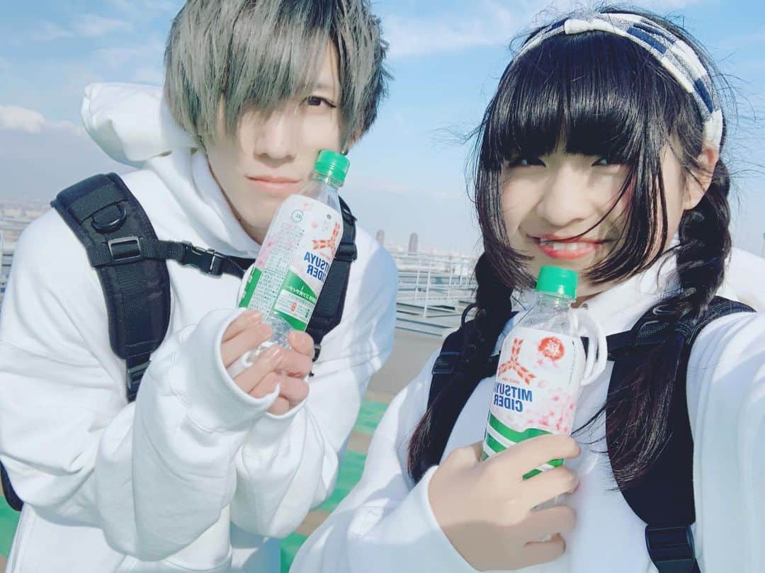 りりりのインスタグラム：「まりんと🐳 ロケットサイダー🚀🚀 見てね〜🚀 YouTubeは明日🚀 ・ ・ #りりり #まりん #ロケットサイダー #踊ってみた #いい天気 #でもめっちゃ寒かった #風強すぎた #楽しかった」