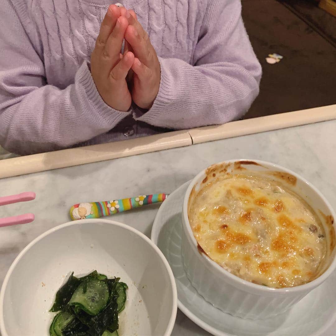井上和香さんのインスタグラム写真 - (井上和香Instagram)「. 今日の夜ごはんは、娘のリクエストでドリアでした✨ 本当は、グラタンが食べたいと言われたんですが、ここ最近のグラタンブームで作り過ぎマカロニもなかったので、初めて野菜たっぷりのドリアにしてみました😄 美味しい！とすごい速さで完食してくれました💕 まだまだグラタンブームが続くのかしら…😅 . #夜ごはん #ドリア #きゅうりとわかめの酢の物 #完食 #明日は何を作るか考えて寝よう」4月5日 22時12分 - inoue_waka