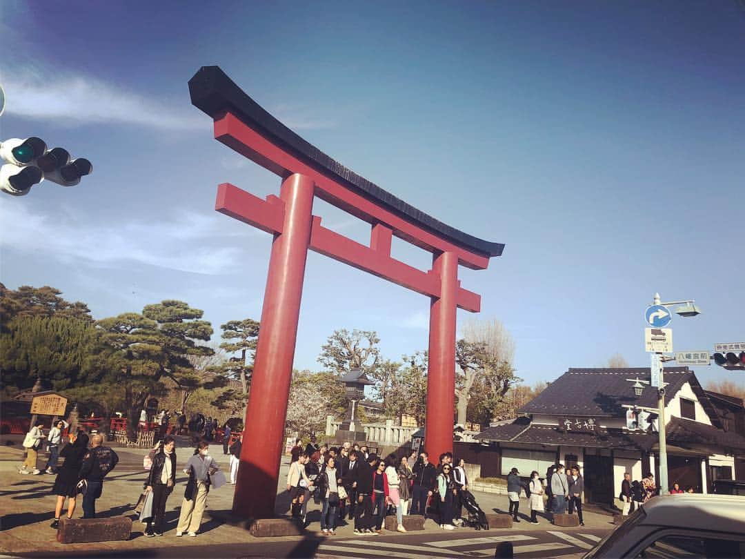 SHOCK EYEさんのインスタグラム写真 - (SHOCK EYEInstagram)「俺にとっては記念すべき日、、 地元鎌倉に報告しに行ってきたよ⛩✨ 子供の頃、よく訪れた鶴岡八幡宮と旗上弁財天社に。 小町通りは新しいお店もいっぱいあって楽しかったなあ😌 #ソロデビュー日 #4月5日 #ルーツ #地元 #鎌倉 #神社 #shrine #shintoshrine #kamakura #japan #japanguide #kamakurashrine #komachistreet」4月5日 22時13分 - shockeye_official