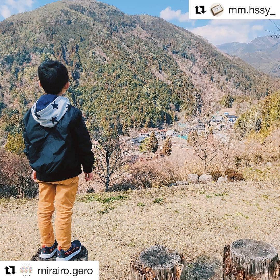 Gero City【下呂市公式アカウント】さんのインスタグラム写真 - (Gero City【下呂市公式アカウント】Instagram)「#Repost @mirairo.gero with @get_repost ・・・ おはようございます☀️ 下呂オーガニックワークプレイスです。  今日は市内こども園の 進級式、入園式ですね。  館内レンタルスペースの作家様も 昨日までの春休み中のお子さま連れで 納品にお越しくださいました。  その際、 合掌村へと続く通路を進み、 高台から見下ろす下呂温泉合掌村と 下呂の街をちょっとだけ堪能いただき、 素敵にご紹介いただきました👇  本日も （コワーキングスペース春の無料開放） 開催中です。 9:30-16:00開館。 コワーキング利用特典の合掌村入場は OWPからの出入りとなりますので、 合掌村のご入退は16:00までとなります。 ご注意くださいませ。  #Repost @mm.hssy_ (@get_repost) ・・・ . Gero organic workplaceさんにて✴︎ . 建物の裏手に こんな素敵なところが あったんですね♡ . 合掌村につながってたなんて 知らなかった。笑 . . 明日はいよいよ娘の入園式と、 お兄ちゃんの進級式！ . ここ数日は 引きこもりだったけど、 元気になってよかったね♪ . なんとか進級式に 出られるようにと、 親の方が必死でした(^^;; . . 短い時間だったけど、 可愛い子とも遊べて 気分転換になったみたいです◡̈♥︎ . . 明日から年長さんと年少さん。 2人とも頑張ってね！ . . . #下呂市 #GERO #下呂オーガニックワークプレイス #geroorganicworkplace  #coworking #子育て #起業 #チャレンジ #子ども #委託販売 #委託販売作家さん #美味しいコーヒー #フリードリンク #ゆるやかにつながる #輝くママになりたい#コワーキングスペース#子連れ#下呂アンバサダー#gerostagram#」4月5日 22時14分 - gerostagram