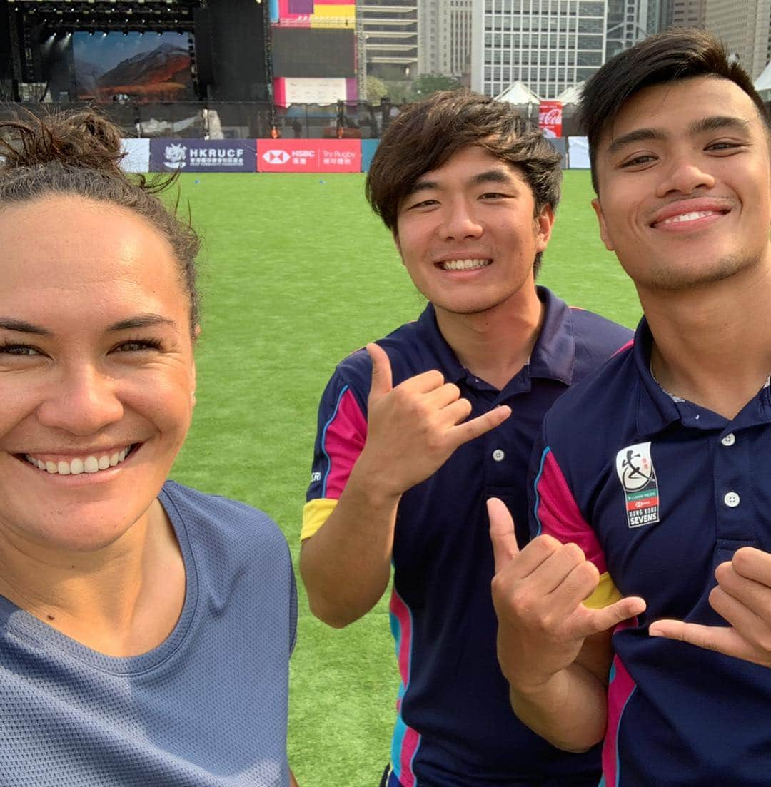 ポーシャ・ウッドマンさんのインスタグラム写真 - (ポーシャ・ウッドマンInstagram)「Hong Kong... It’s been a blast! A massive thank you @hkrugby for having me over for the week, I am sad that I’ll be missing the main event but hopefully I’ll be back next year with the team. Had an awesome time with the boys help coach the kids at the clinics. . Was an absolute privilege to be at the @myname5doddie fundraiser dinner to help the legend himself Doddie take on this horrible condition Motor Neurone Disease. . A special mention to @ryananthoney and @lisa_21212 for letting tag along on your hike we definitely found the spot! 😂. . Well until next year, ka kite Hong Kong 🇭🇰」4月5日 22時14分 - porshwoodman