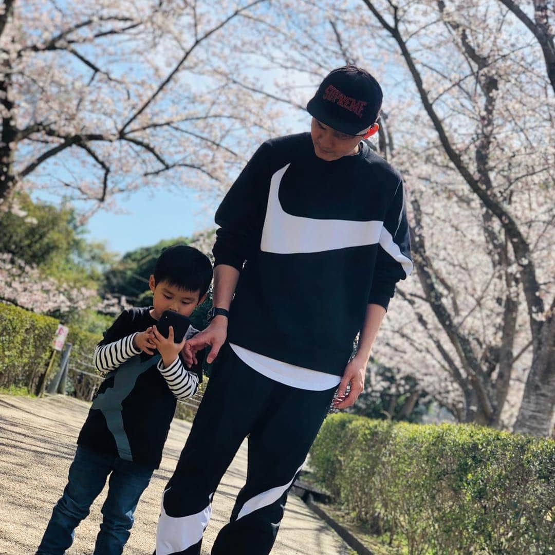 鶴谷和俊さんのインスタグラム写真 - (鶴谷和俊Instagram)「4月になりましたね🌸 今年は去年の反省も踏まえ、焦らずマイペースを心掛けます✨ 2019年はいろんな出会いでスタートしました🏃‍♂️ 凄く楽しめています✂️ 2018年のこの時期は本当に余裕なく、いろんな挫折を経験しました！！ そしてたくさんの方に救ってもらいました🙇‍♂️ 本当に感謝です✨ そして 辛い経験をしたから今年は違う景色が見えています✨ 本当に辛かったけど辛い経験が今の自分を成長させてくれたと思います‼️ 小さな幸せすら感じれなかった自分が 今が幸せと思えてる事が本当に良かったと思います🥴 今年は 焦らずコツコツと‼️そしていろんな人に出会い、学ばさせて頂こうと思います🙋‍♂️ そして新たなチャレンジはし続けます‼️ トライアンドエラーを繰り返し自分らしく頑張ろ🔥 毎年同じように咲いてる桜ですが 僕の中では今まで見た事ないくらい綺麗だと思います🌸 桜のパワーを頂きました✨」4月5日 22時25分 - tsurutani_k