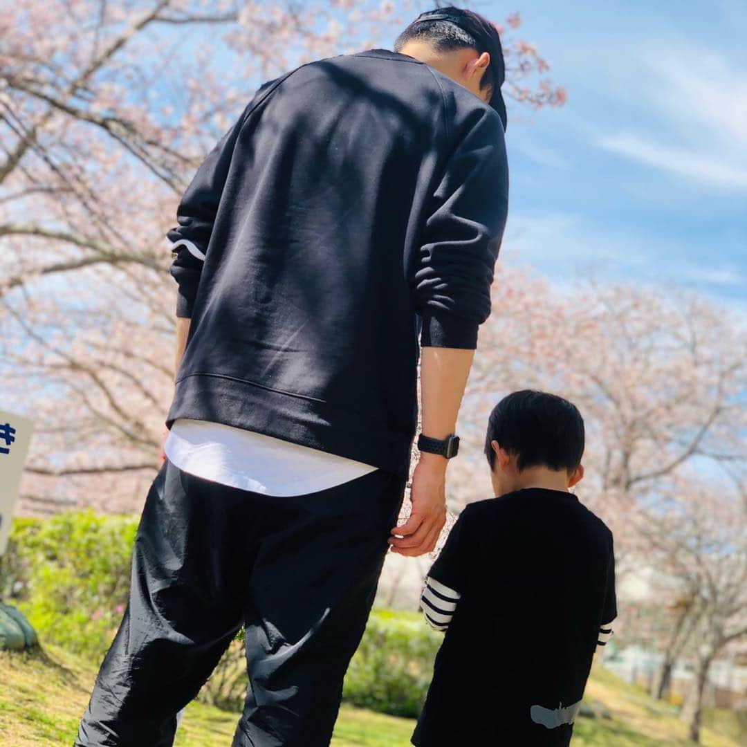 鶴谷和俊さんのインスタグラム写真 - (鶴谷和俊Instagram)「4月になりましたね🌸 今年は去年の反省も踏まえ、焦らずマイペースを心掛けます✨ 2019年はいろんな出会いでスタートしました🏃‍♂️ 凄く楽しめています✂️ 2018年のこの時期は本当に余裕なく、いろんな挫折を経験しました！！ そしてたくさんの方に救ってもらいました🙇‍♂️ 本当に感謝です✨ そして 辛い経験をしたから今年は違う景色が見えています✨ 本当に辛かったけど辛い経験が今の自分を成長させてくれたと思います‼️ 小さな幸せすら感じれなかった自分が 今が幸せと思えてる事が本当に良かったと思います🥴 今年は 焦らずコツコツと‼️そしていろんな人に出会い、学ばさせて頂こうと思います🙋‍♂️ そして新たなチャレンジはし続けます‼️ トライアンドエラーを繰り返し自分らしく頑張ろ🔥 毎年同じように咲いてる桜ですが 僕の中では今まで見た事ないくらい綺麗だと思います🌸 桜のパワーを頂きました✨」4月5日 22時25分 - tsurutani_k