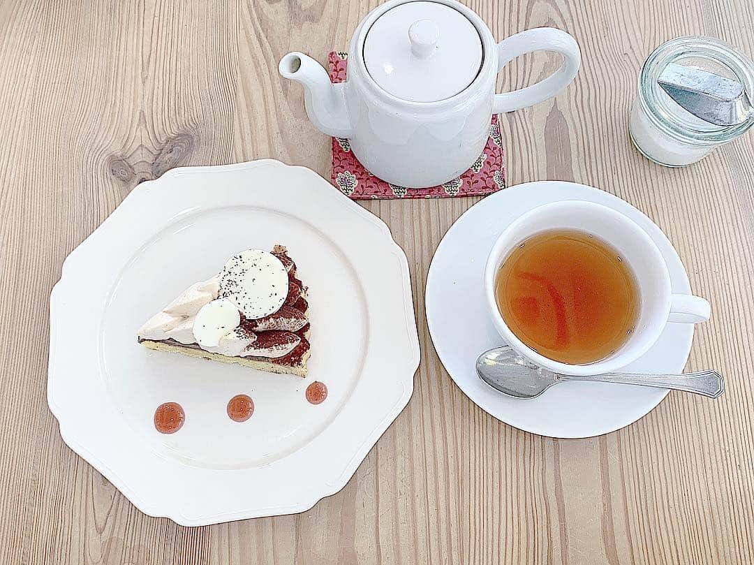 上野遥さんのインスタグラム写真 - (上野遥Instagram)「北九州のカフェ☕︎ ・ ・ ミルクティーのタルト（アールグレイ） 紅茶（アールグレイ） バームクーヘン（アールグレイ）  アールグレイ信者です… 明日の握手会の前に良かったら◌｡˚✩ #北九州カフェ #ファボリ #アールグレイ #アールグレイ民 #タルト #バームクーヘン」4月5日 22時25分 - harutan.pink