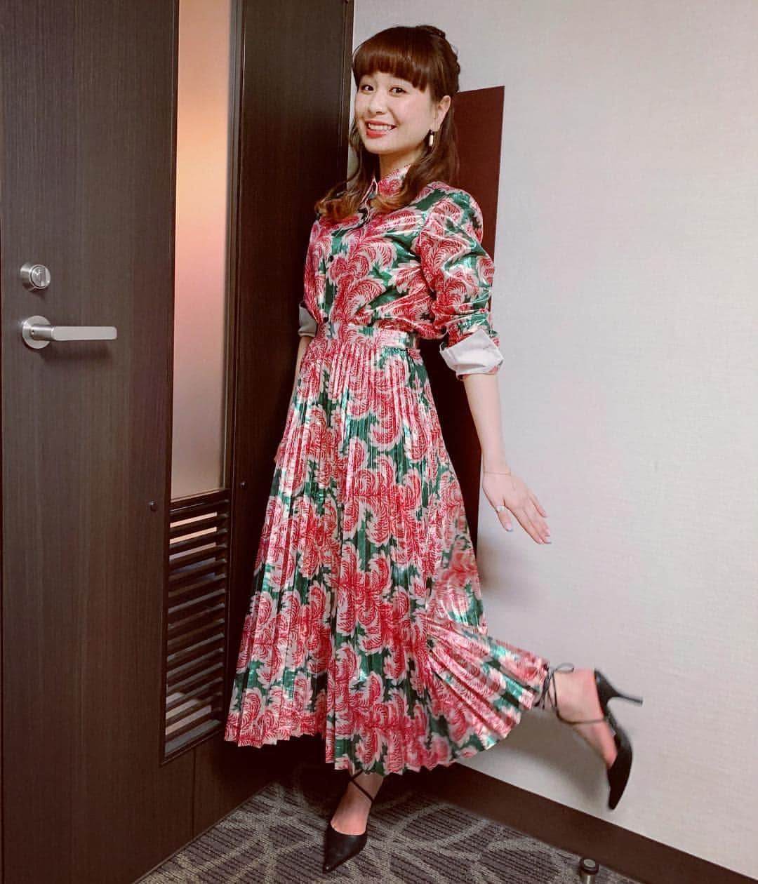 ももさんのインスタグラム写真 - (ももInstagram)「初日で気合い入りすぎて舞台挨拶の衣装派手すぎた気もして今更地味に恥ずかしくなってきてますが、すごいお気に入りのお洋服です。ギラギラです可愛いです。 👗 @naife.tokyo 🀄 @mahjongg2020 #麻雀放浪記2020」4月5日 22時25分 - charanpo_momo