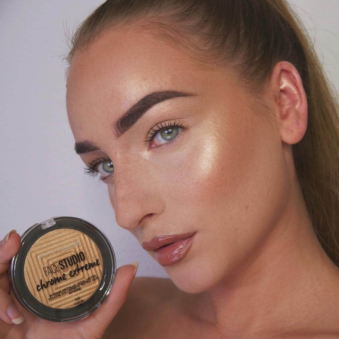 Maybelline New Yorkさんのインスタグラム写真 - (Maybelline New YorkInstagram)「Get that Friday glow ✨with #masterchrome metallic highlighter in ‘sparkling citrine’, available in select European markets. #mnyitlook」4月5日 22時26分 - maybelline