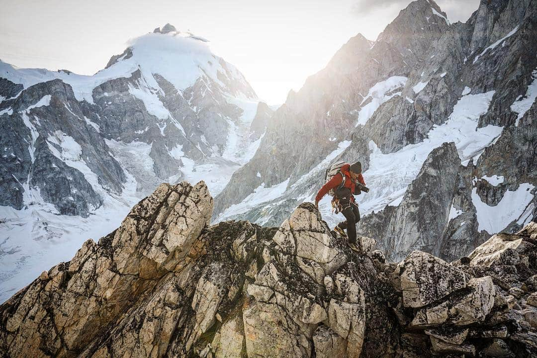 ジミー・チンさんのインスタグラム写真 - (ジミー・チンInstagram)「Scrambling for last light... Waddington Range, British Columbia. @canonusa 📸 by @mikeylikesrocks」4月5日 22時21分 - jimmychin