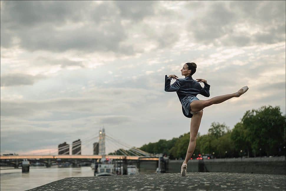 ballerina projectさんのインスタグラム写真 - (ballerina projectInstagram)「Lauren Cuthbertson on the River Thames. #ballerina - @londonballerina #albertbridge #riverthames #london #ballerinaproject #ballerinaproject_ #ballet #dance #pointe #laurencuthbertson #sunset #riverboat  The Ballerina Project book is now available for pre-order. Go to @ballerinaprojectbook for pre-order link and info. #ballerinaprojectbook Large format limited edition prints available for purchase at the link in our profile.」4月5日 22時21分 - ballerinaproject_