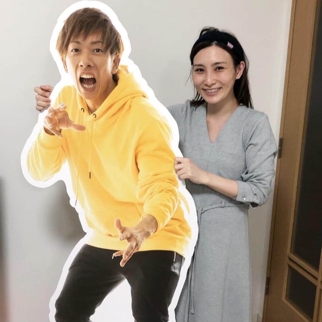 のインスタグラム：「旦那が撮影で使った 自分の等身大パネル﻿ 持って帰ってきてめちゃ笑ったwwww﻿ ﻿ #等身大パネル #しみけん #はあちゅう ﻿#ちゅうしみ #eume #めぐりヘアバンド」