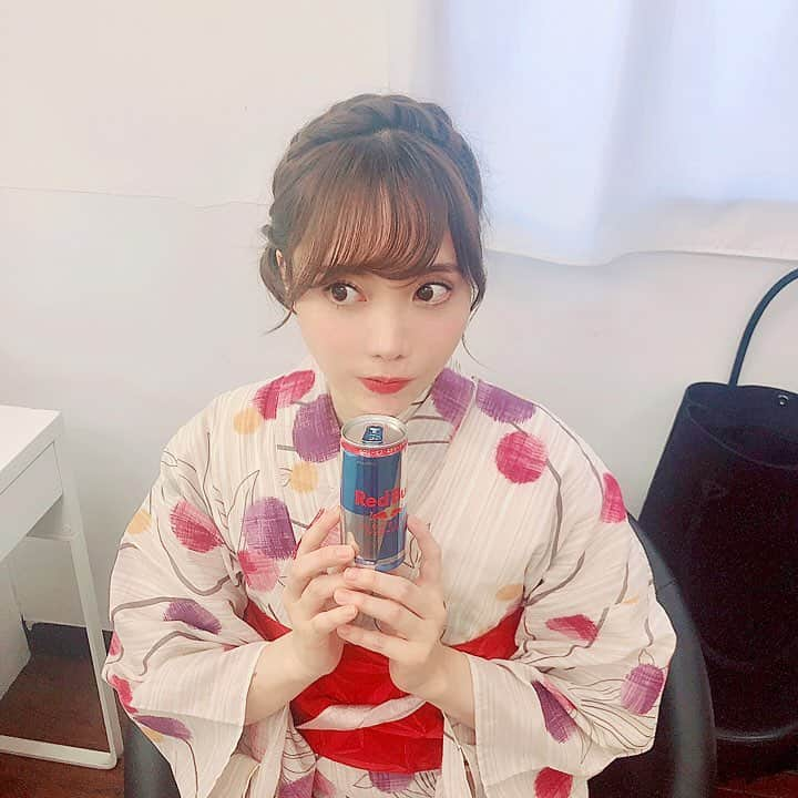 Aoiさんのインスタグラム写真 - (AoiInstagram)「撮影の合間に🤳 RedBullよりオロナミンC派です🥛 あげる写真に困ってるのですが どんな写真がみたいですか？💣 .  #撮影#休憩中#浴衣」4月5日 22時29分 - aoioa