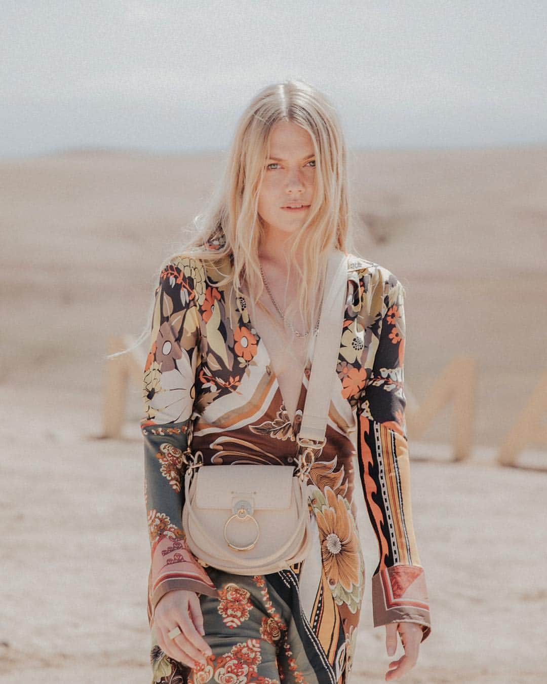 Chloéさんのインスタグラム写真 - (ChloéInstagram)「For the #chloeGIRLS, each moment in the Moroccan desert becomes a multi-sensory experience  Follow along on this immersive adventure as they channel their nomad spirit within a unique setting  #chloeNOMADE #chloe」4月5日 22時22分 - chloe