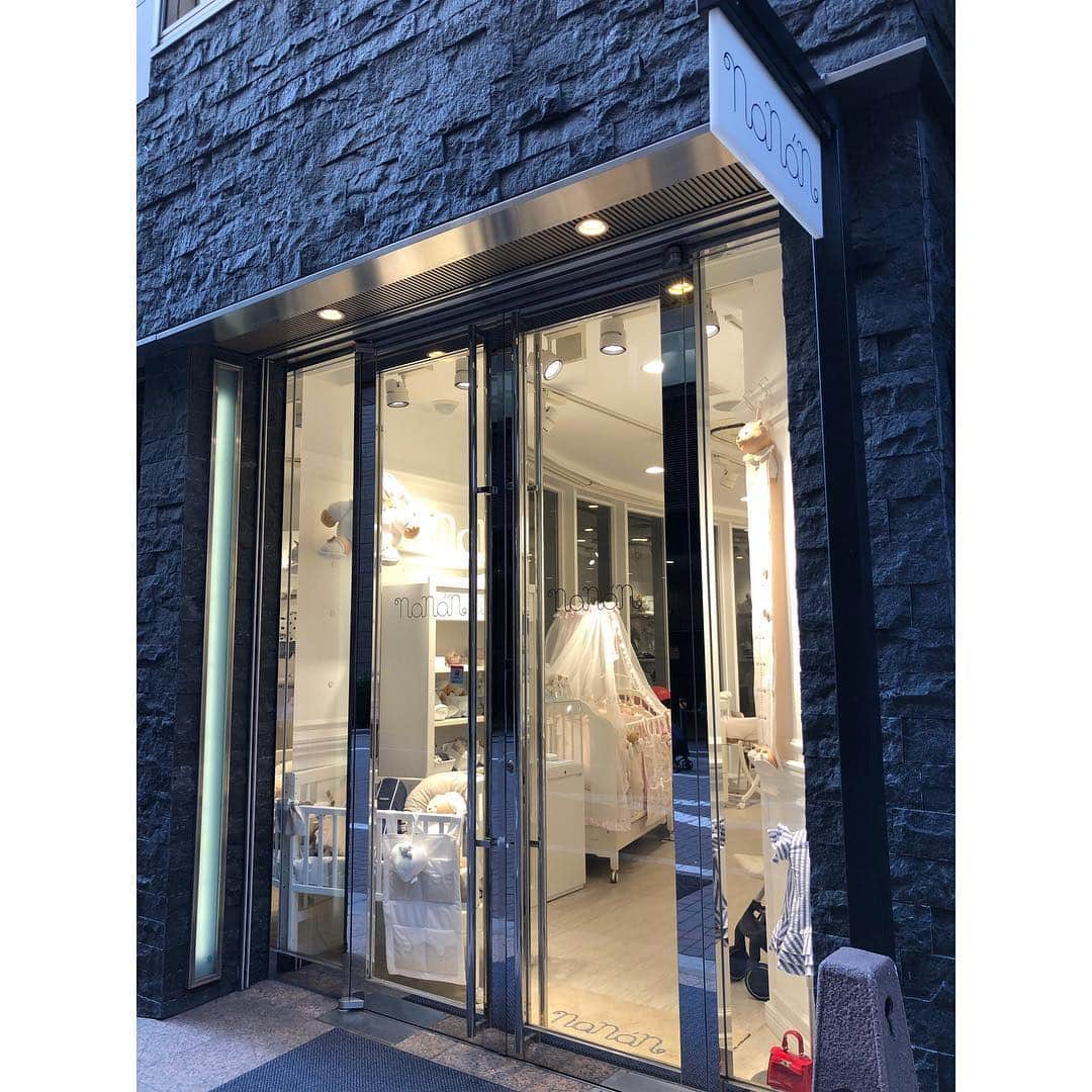 倉窪莉沙さんのインスタグラム写真 - (倉窪莉沙Instagram)「* 久しぶりの東京出張。仕事終わりに念願の目黒川へ🌸夜桜、美しかった〜🥺🌸その他にも関東に住む妹に会いに行ったり、子供服のお店をめぐったり...💕おひとりさま時間を満喫しました💘いつも育児のサポートをしてくれる家族に感謝🙏🏻✨ . 娘の笑顔を楽しみに大阪に帰ってきましたが、「この人誰？」と言わんばかりの真顔で少しの間目を合わせてくませんでした🙄笑 . #東京 #出張 #アナウンサー #ママ時々アナウンサー #さくら #桜 #sakura #目黒川 #SAYEGUSA #jacadi #nanan」4月5日 22時24分 - risa_kurakubo