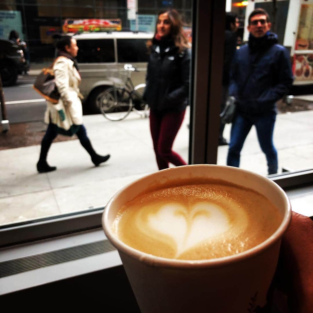 鈴木みのるさんのインスタグラム写真 - (鈴木みのるInstagram)「Good Morning New York  ホテルから歩いて15分ほどのところにある La COLOMBE coffee。ラテうまい。ニューヨーカーおすすめなだけはある。いつからだろ…コーヒーはブラックしか飲まなかったのにカフェラテなんぞ飲み始めたのは。名前からして軟弱じゃんこれ。ラテって。今じゃラテしか飲まない不思議。ラテって。」4月5日 22時28分 - suzuki.d.minoru
