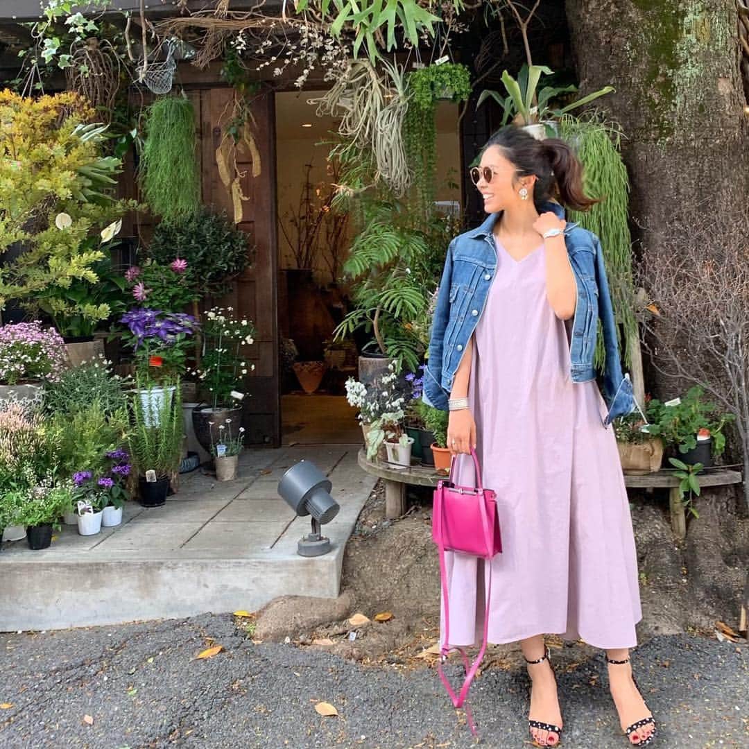 Sayakaのインスタグラム：「* 気持ち良いお天気🌞✨✨ キレイ色のワンピースでお出かけ👗💕 * * * #fashion #outfit #coordinate #ootd #simple #basic #casual #dannyandanne #onepiece #hyke #denimjacket #denimlover #giannichiarini #ferragamo #pink #sayakascoordinate #今日の服 #コーディネート #コーデ #シンプル #シンプルコーデ #ダニアン #ワンピース #ハイク #デニムジャケット #Gジャン #フェラガモ」
